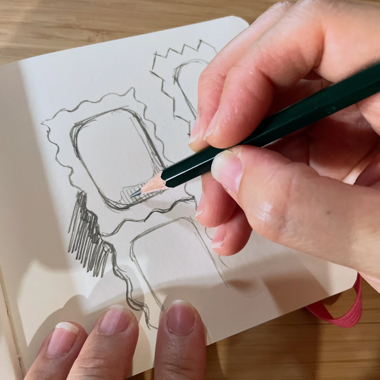 Une main dessine les contours et les reliefs de la raviole