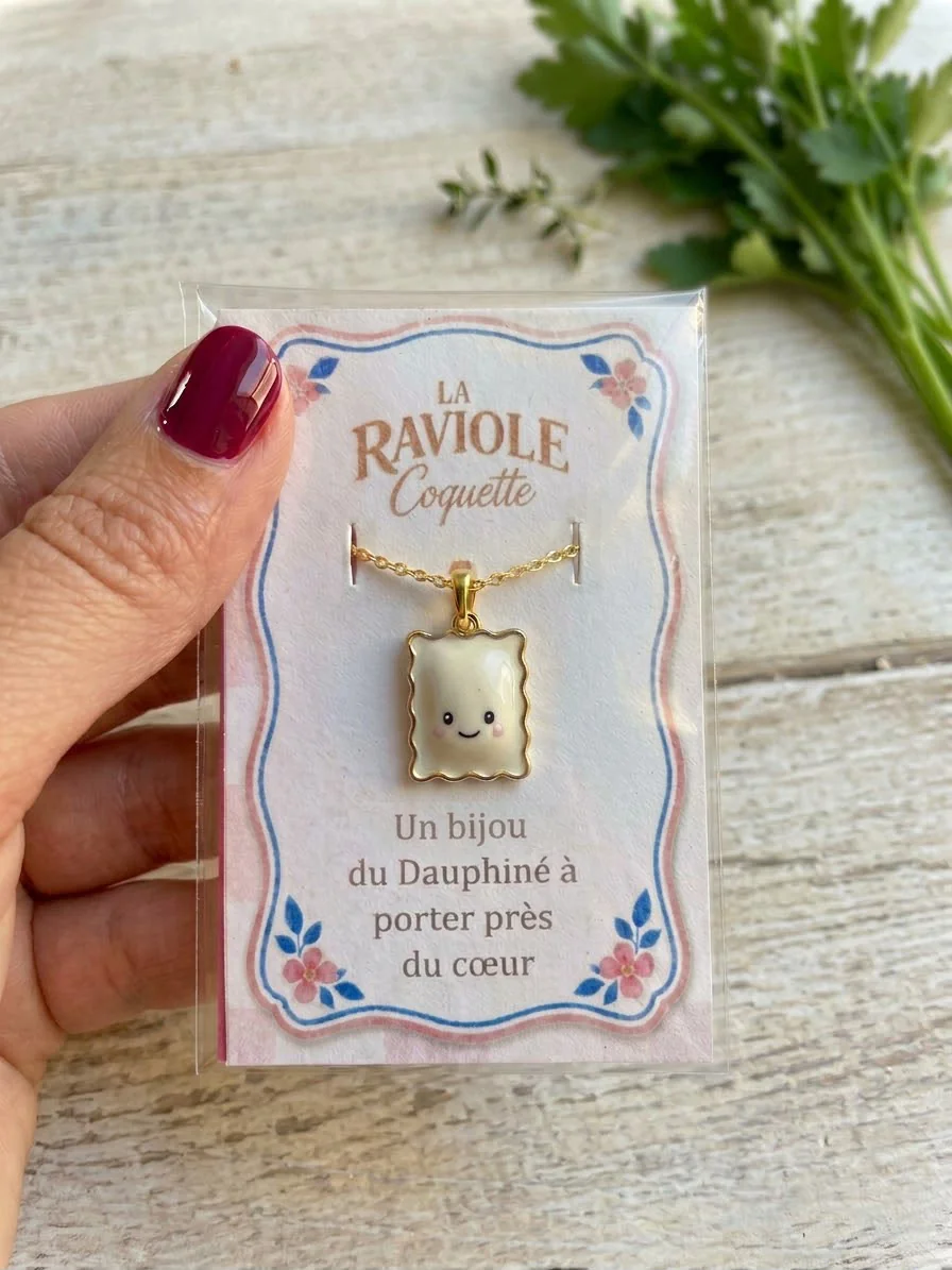 Le packaging Raviole Coquette présenté dans une main